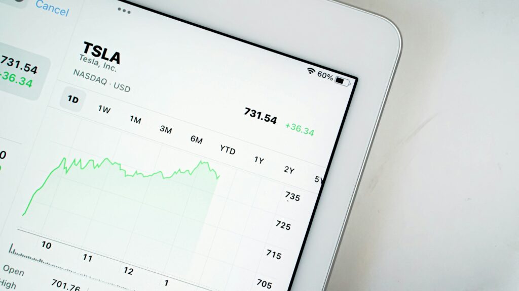 上昇する株価チャート、投資による成長と成功を象徴