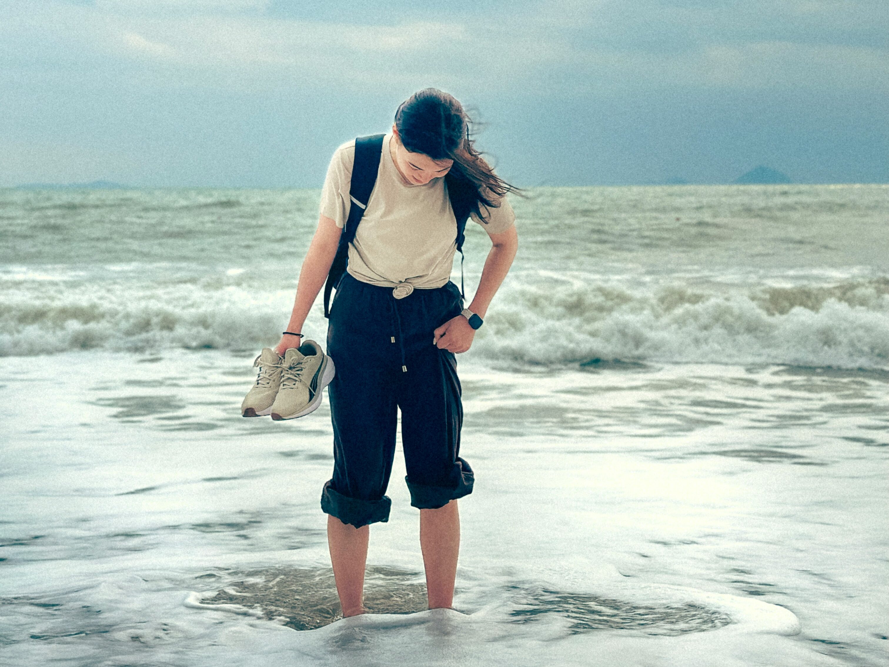 海辺で新しい一歩を踏み出す人の後ろ姿、40代50代のセカンドキャリアと人生の転換点を象徴