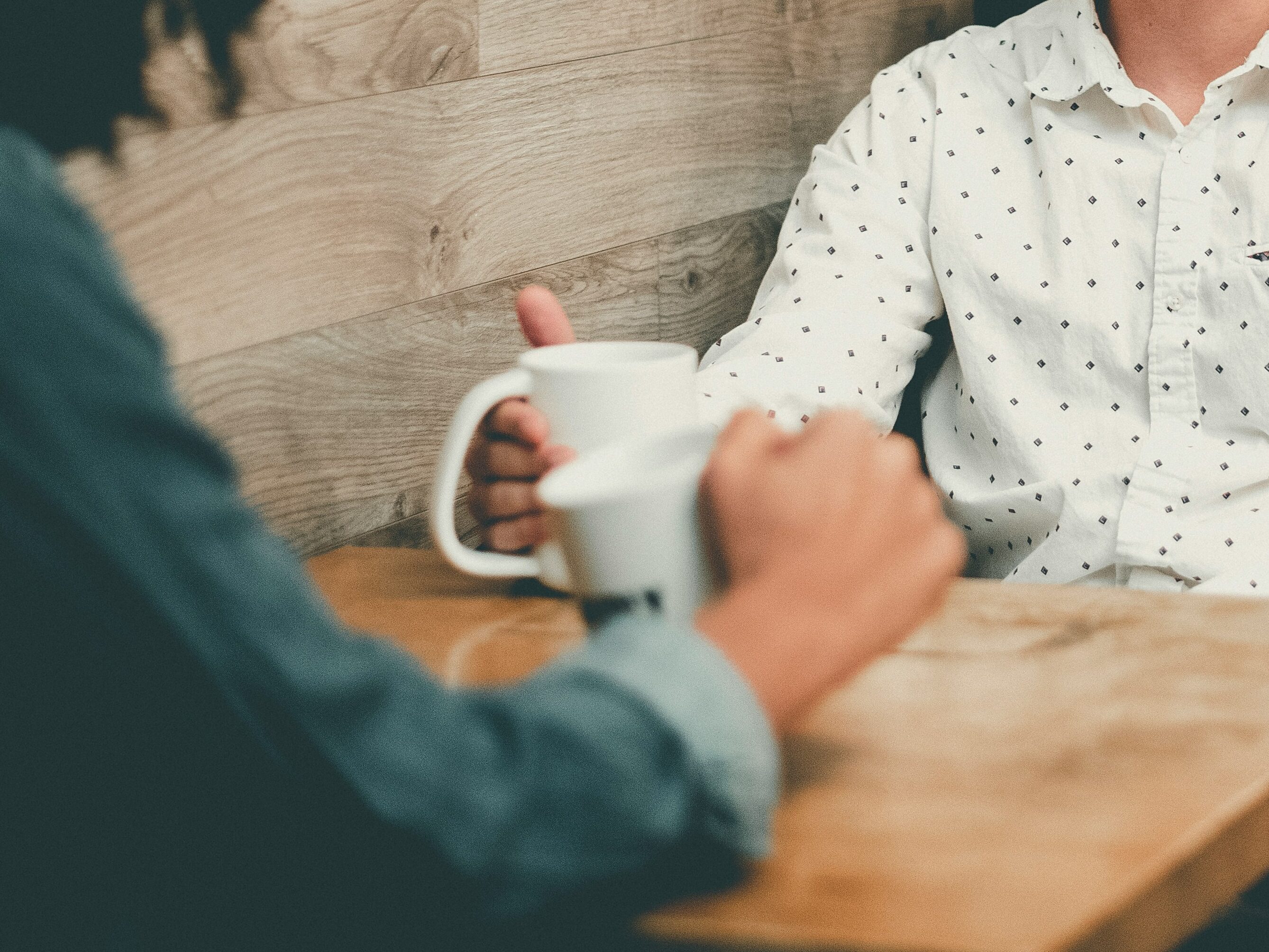 コーチングセッションで真剣に対話する40代50代起業家とクライアント