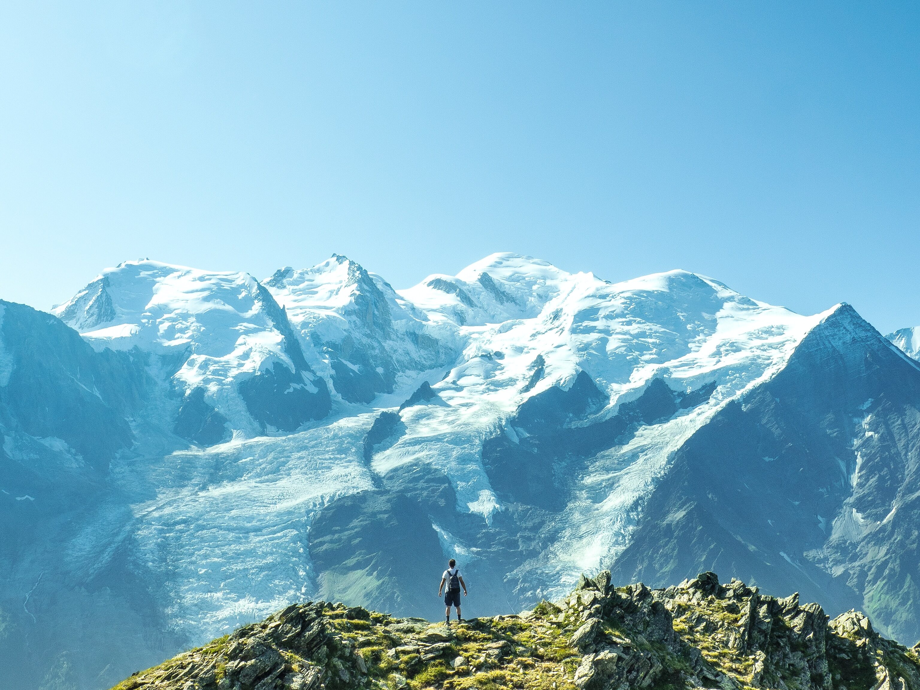 登山に果敢に挑戦する男性
