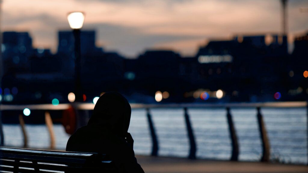 一人で考え込む