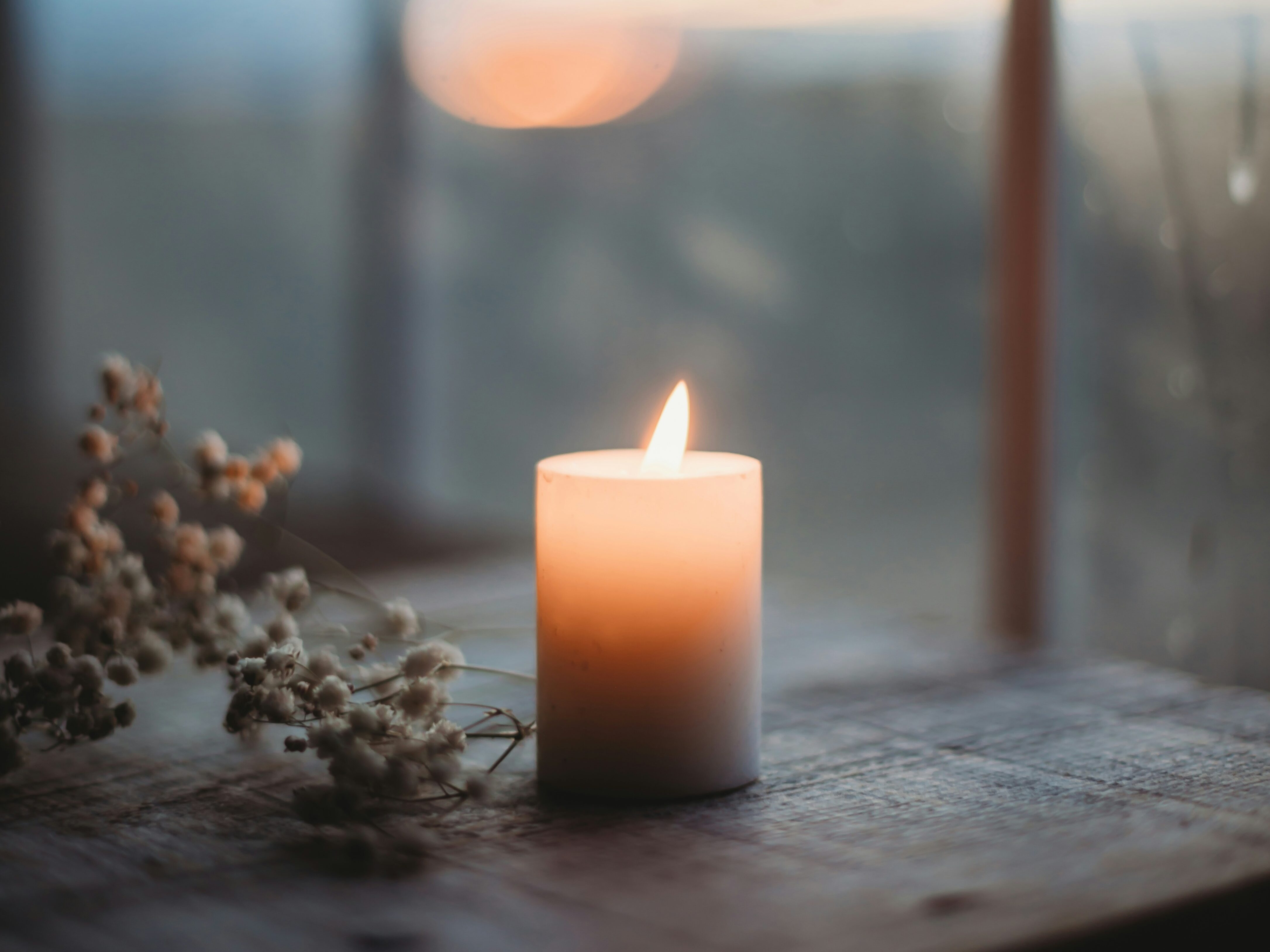 朝の光が差し込む空間。窓・木漏れ日